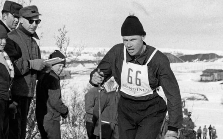 Man som går på ski i et løp
